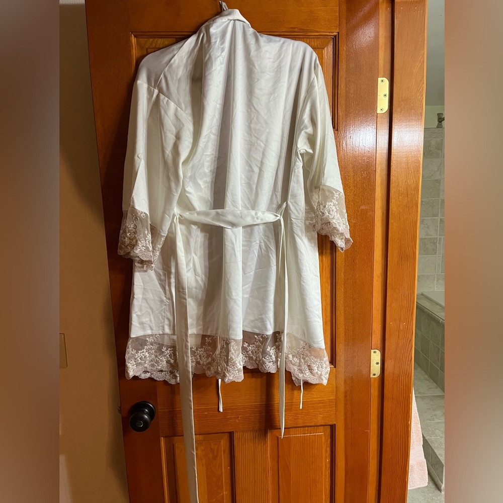 Flora Nikooz Rosa Kimono - BHLDN Anthropologie Weddings. - Picture 3 of 4